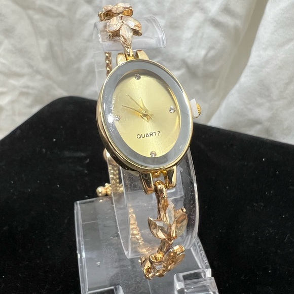 Quartz Lady Watch W/ Gold Face And Rhinestone Chain. Has Crystals On Inside Face - Picture 4 of 6